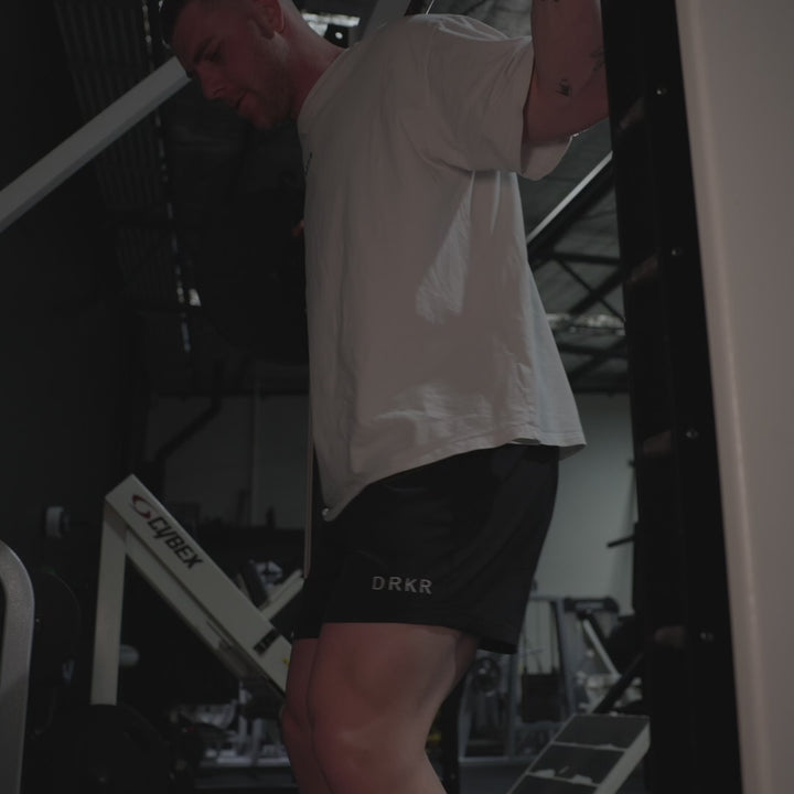 Video of a man training in the gym in the Endure 5 inch Shorts